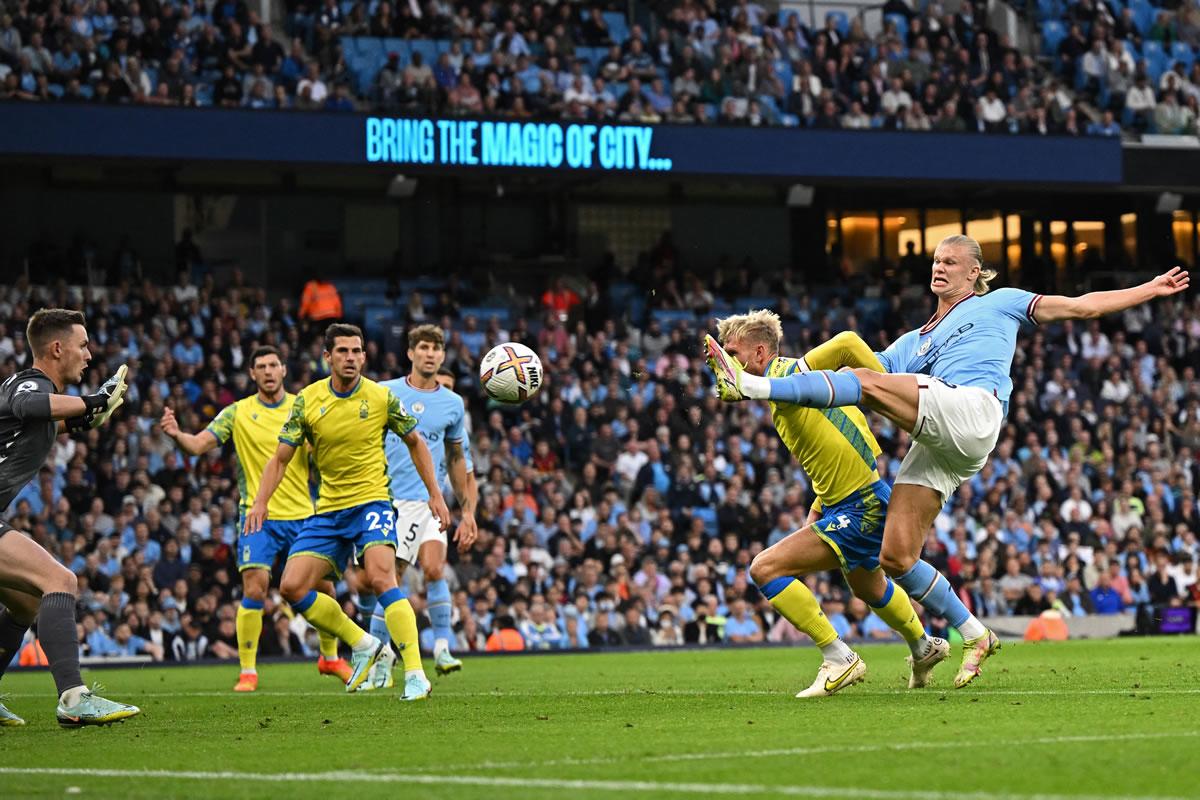 Erling Haaland estiró mucho su pie izquierdo para conectar el balón y abrir así el marcador ante el Nottingham Forest.