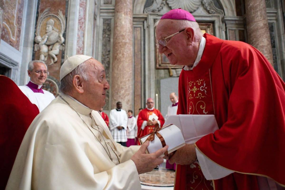 El papa Francisco entrega a Monseñor Miguel Lenihan su palio arzobispal.