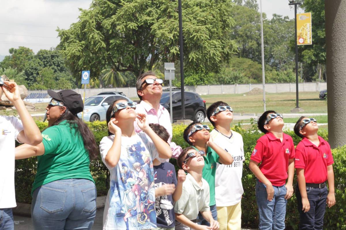 Los alumnos y maestros de la escuela estern International School viendo el eclipse solar de este sábado 14 de octubre.