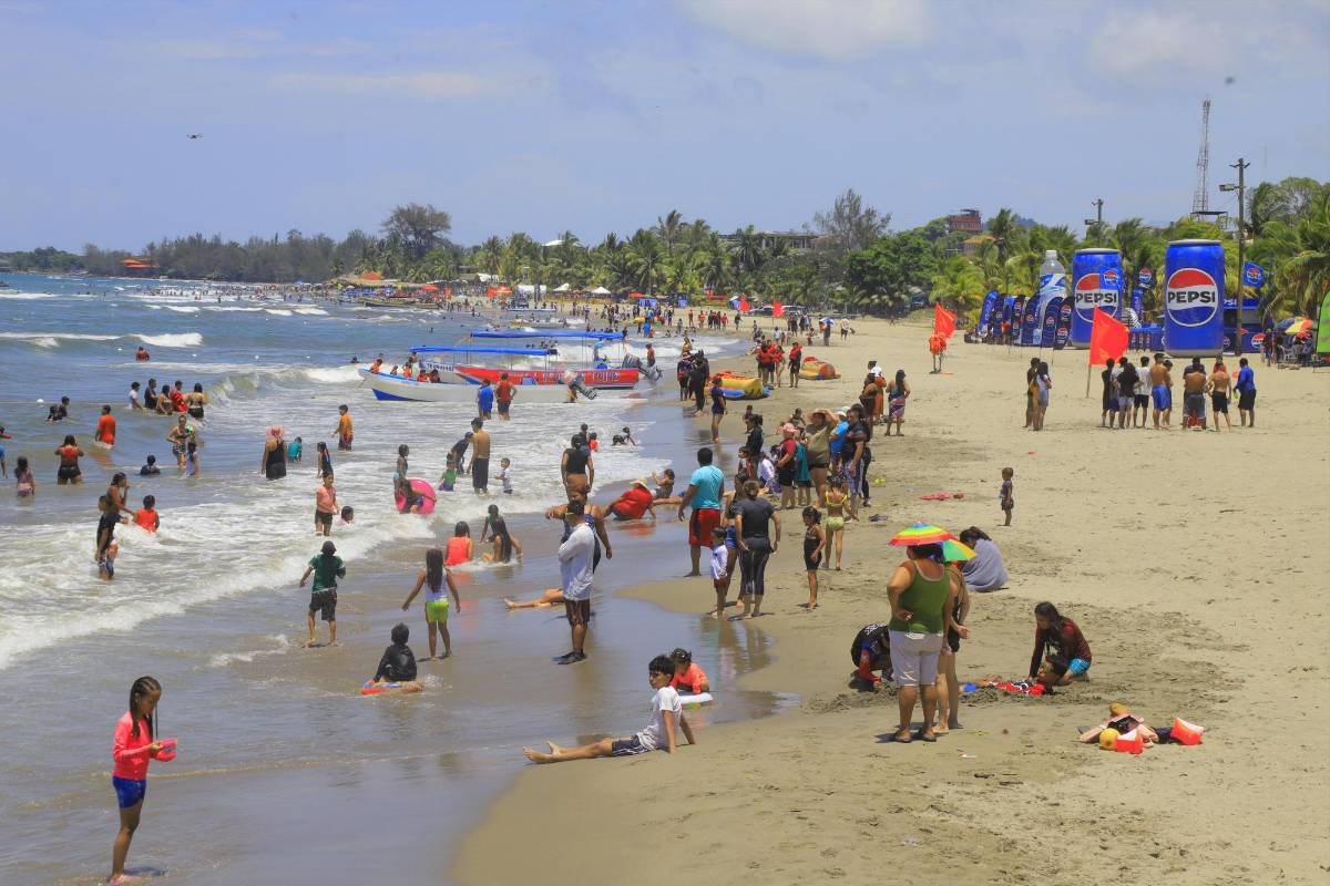 Turistas hondureños abarrotan las playas de Tela, Atlántida