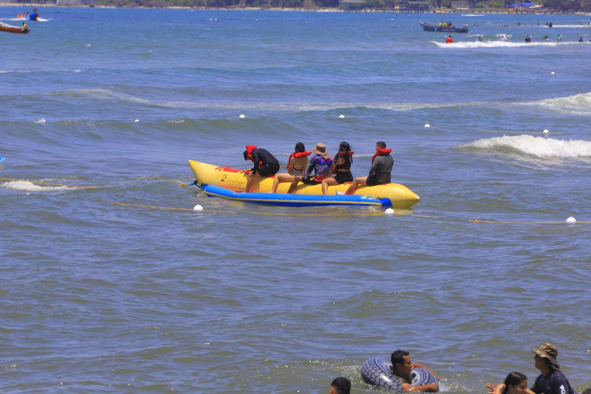 Turistas hondureños abarrotan las playas de Tela, Atlántida