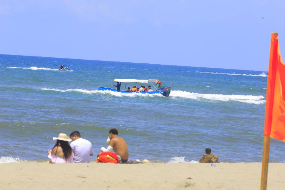 Turistas hondureños abarrotan las playas de Tela, Atlántida