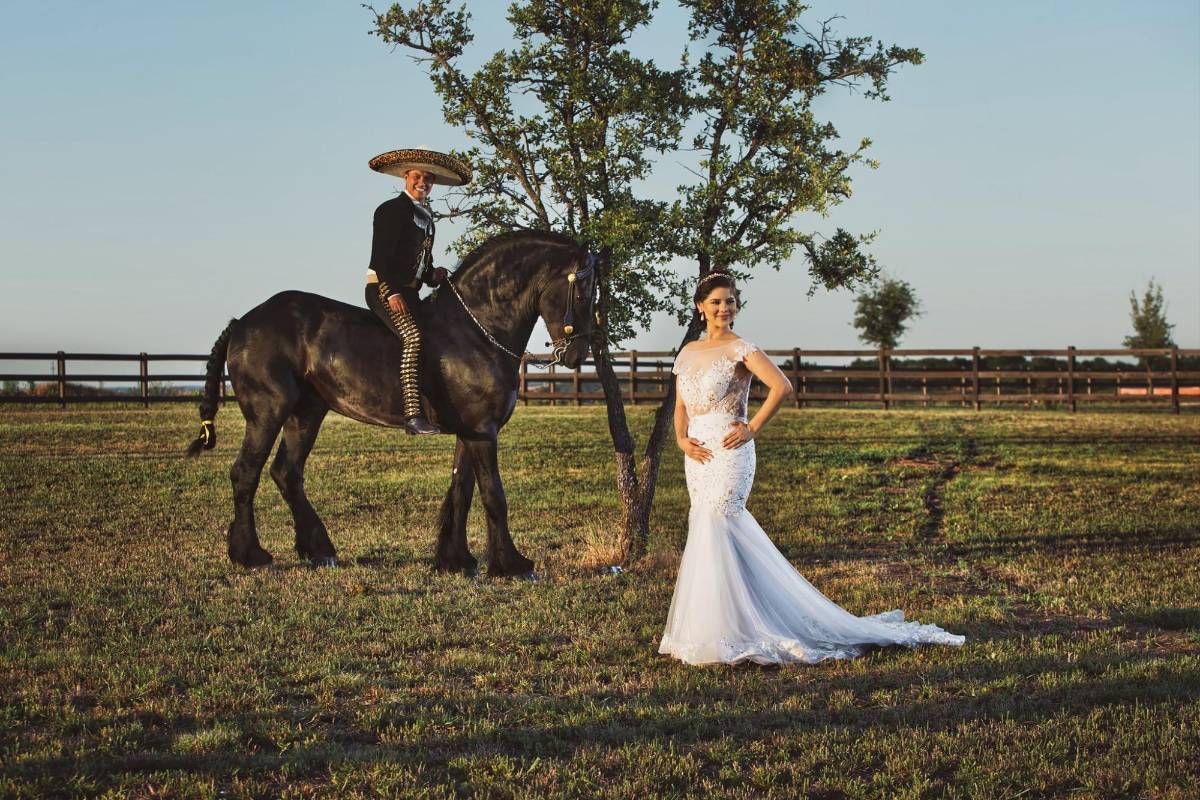 El Charro presume romance con una chica 20 años menor, tras su divorcio con La Mayrita