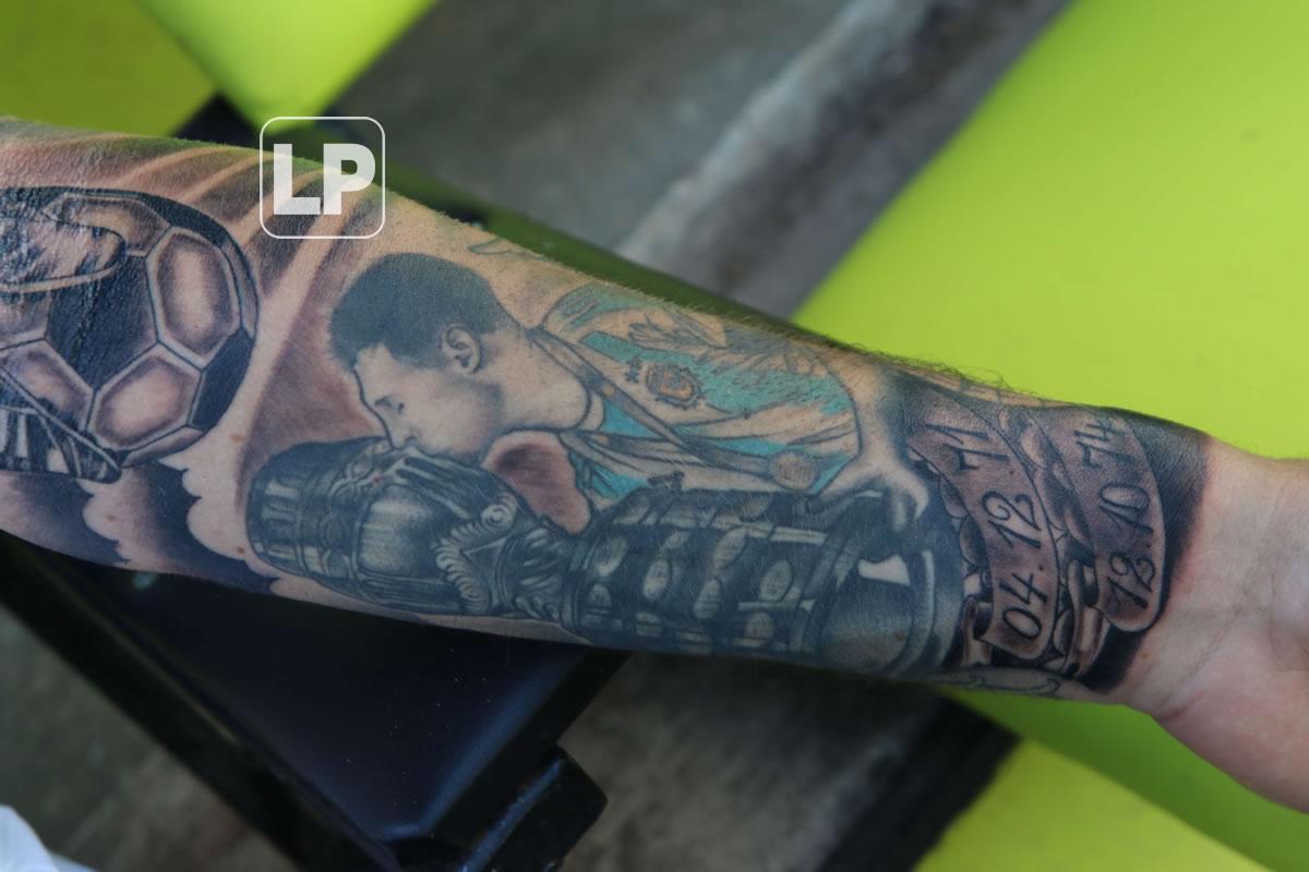 El tatuaje de Messi besando la Copa América 2021, en el brazo de Auzmendi.