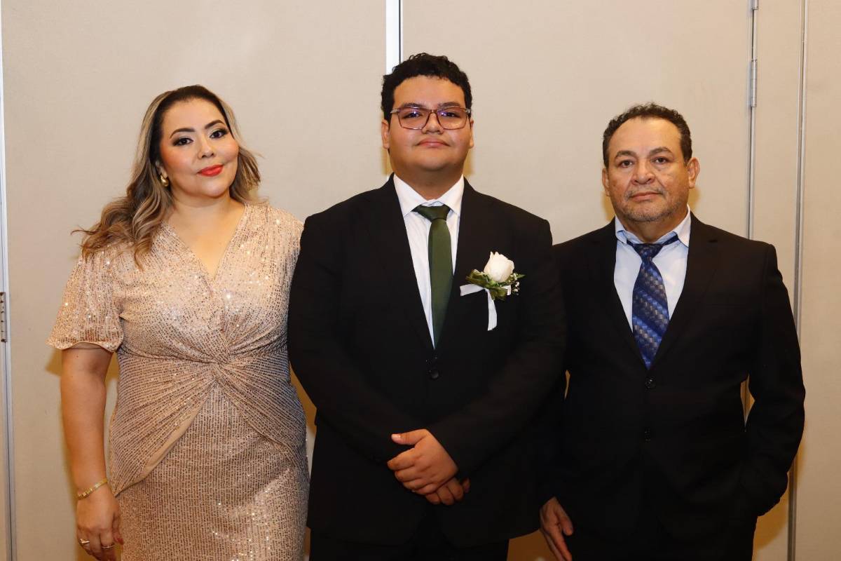 Seniors 2026 de la Canaan Christian Academy festejan su graduación