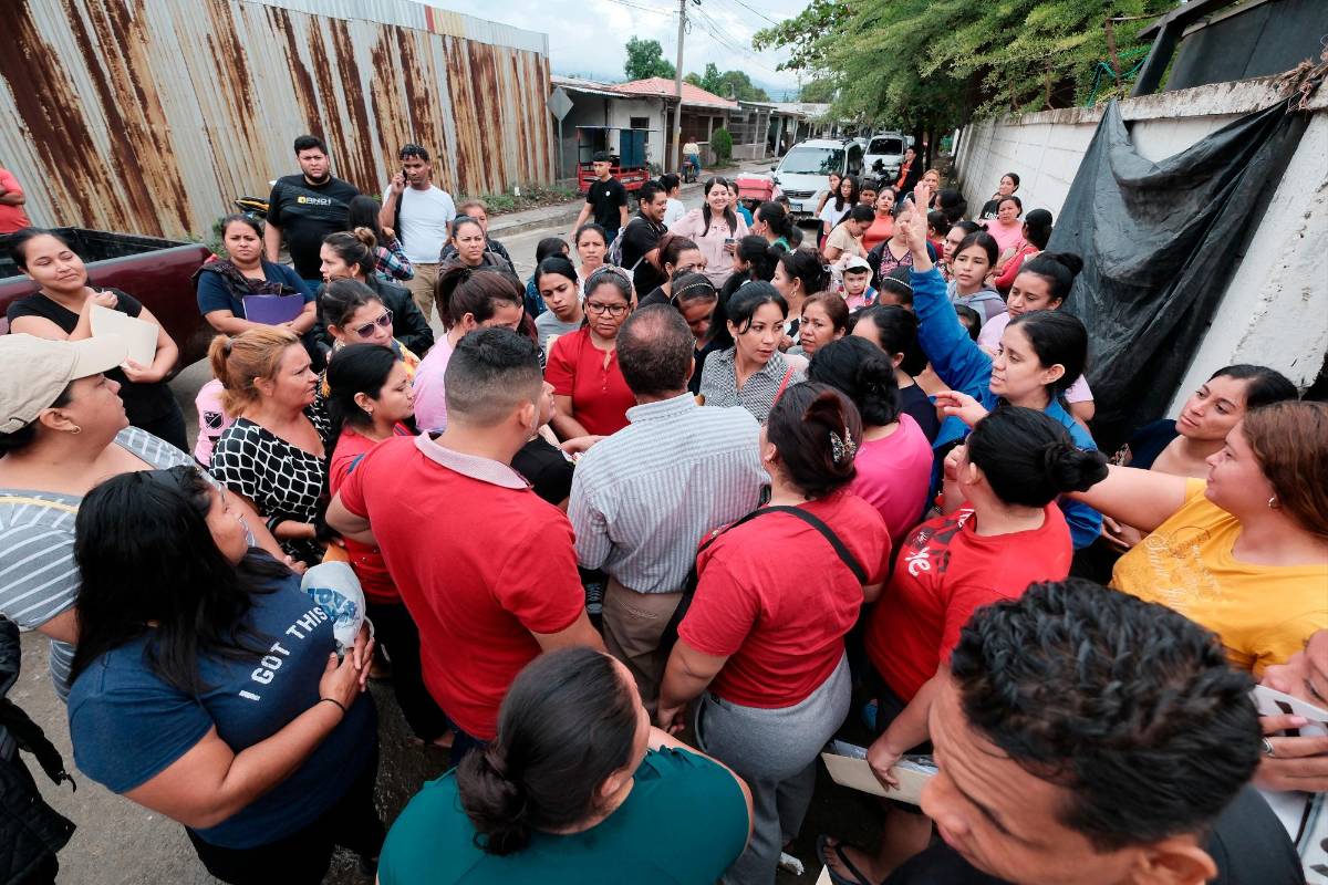 Acampan para matricular a sus hijos en escuela que carece de aulas y maestros