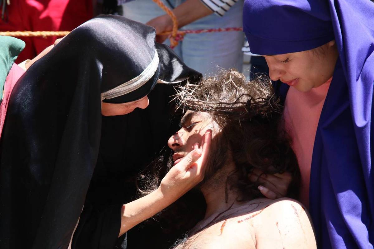 Con fe y devoción, hondureños reviven la Pasión de Cristo en Viernes Santo