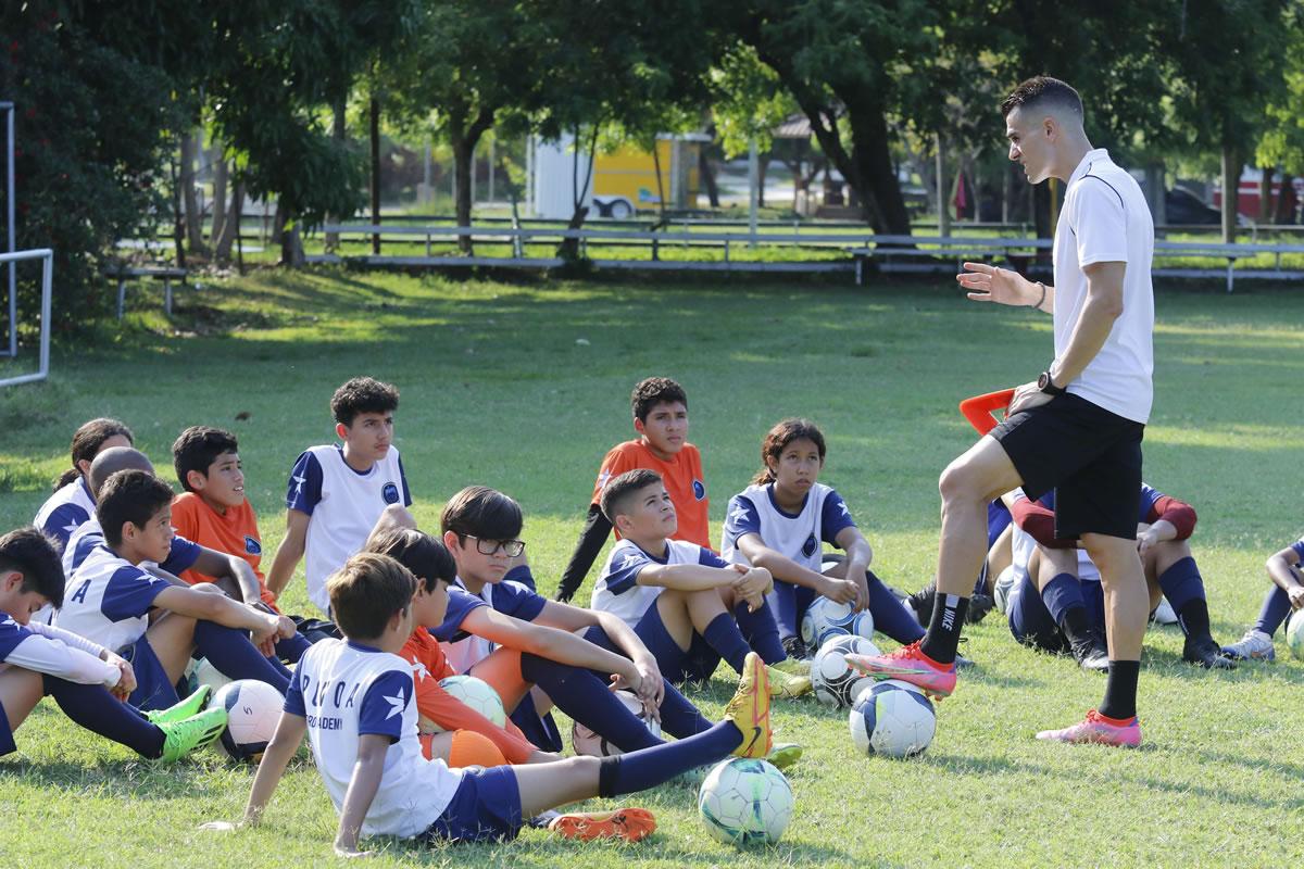 El técnico portugués estuvo dos semanas en Honduras impartiendo sus conocimientos en la Academia POVOA.