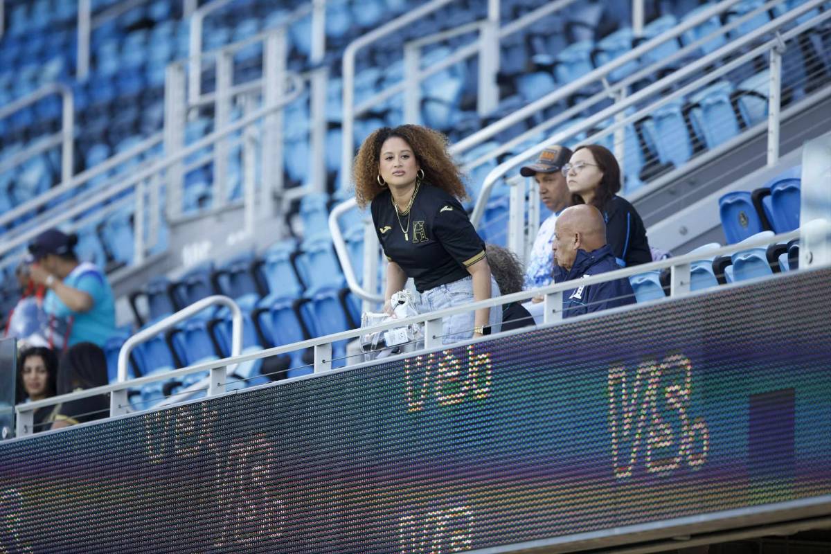 La 'chelita' que enamoró, ambiente y lindas chicas para el Honduras-Curazao