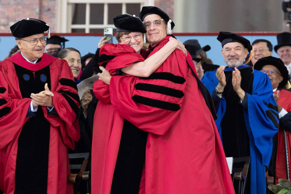 El actor instó a los graduados de Harvard a defender los ideales estadounidenses.