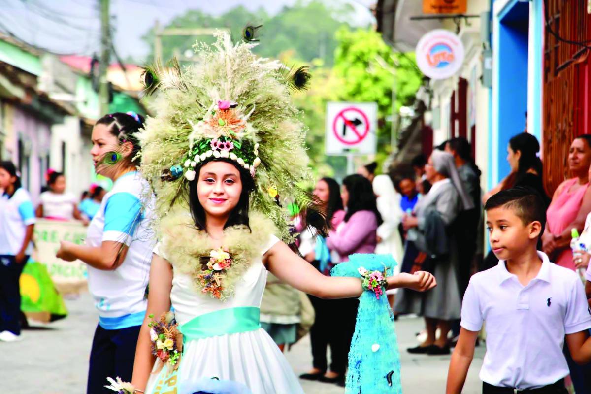 Estudiantes de Copán brillan en desfile por la independencia
