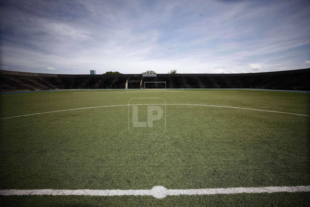 El césped del estadio de La Paz luce en perfectas condiciones.