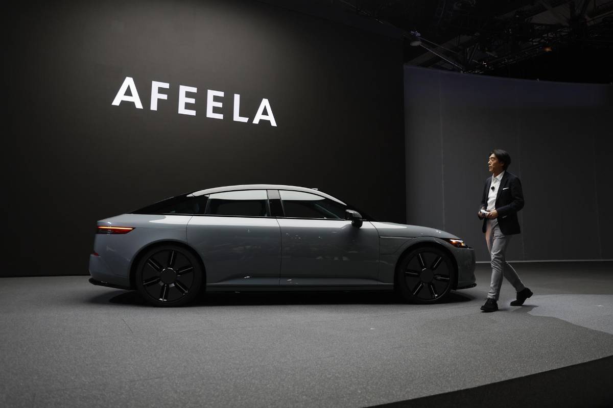 Izumi Kawanishi, presidente y director de operaciones de Sony Honda Mobility Inc., conduce un Afeela EV al escenario usando un controlador de PlayStation durante una conferencia de prensa de Sony en el Salón Internacional de Electrónica de Consumo 2024 en Las Vegas, Nevada, EE. UU.