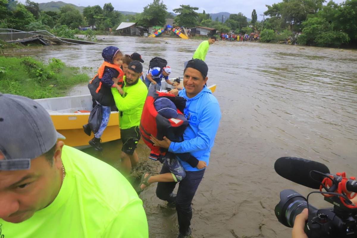 Triste relato de padre hondureño que perdió todo con Sara: “En 10 minutos el agua llenó mi casa”
