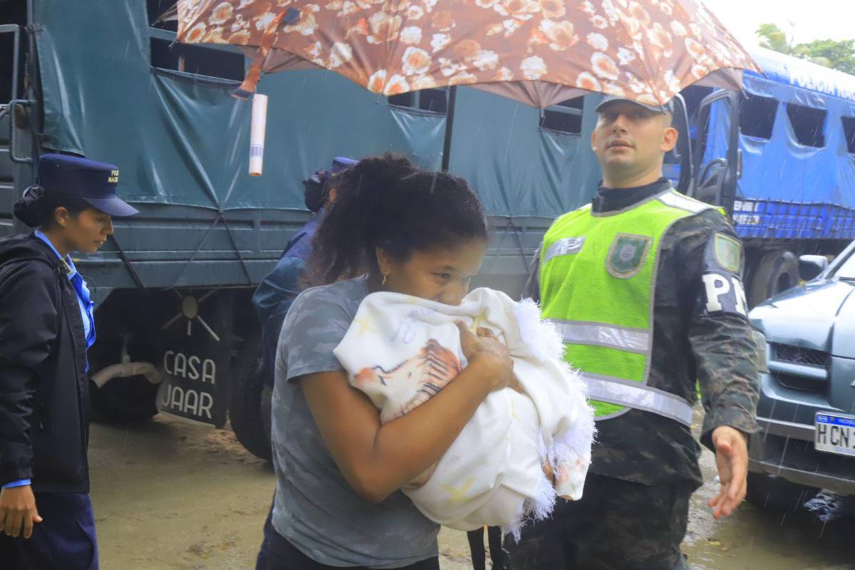 A albergues llevan a familias afectadas en el sector Rivera Hernández por tormenta Sara