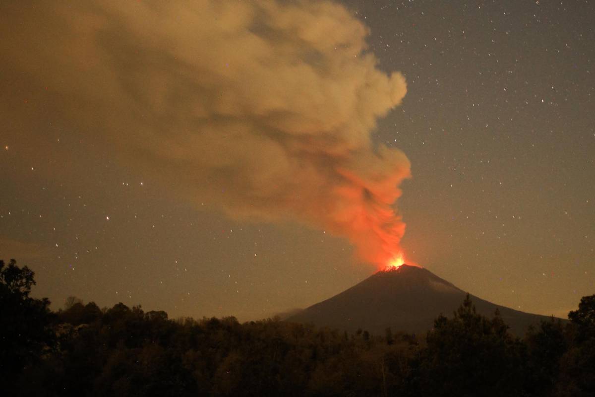 Volcán Popocatépetl cubre a varias localidades de ceniza en México