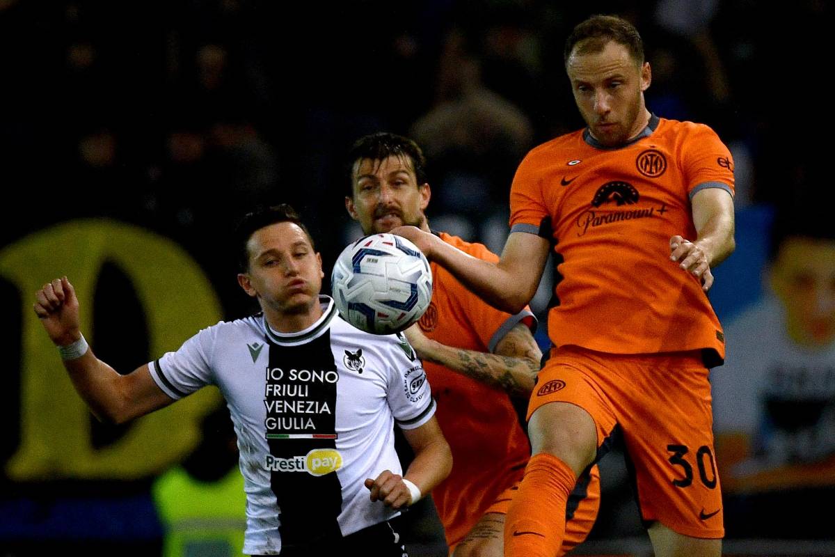 Florian Thauvin y Francesco Acerbi en plena disputa por el esférico.