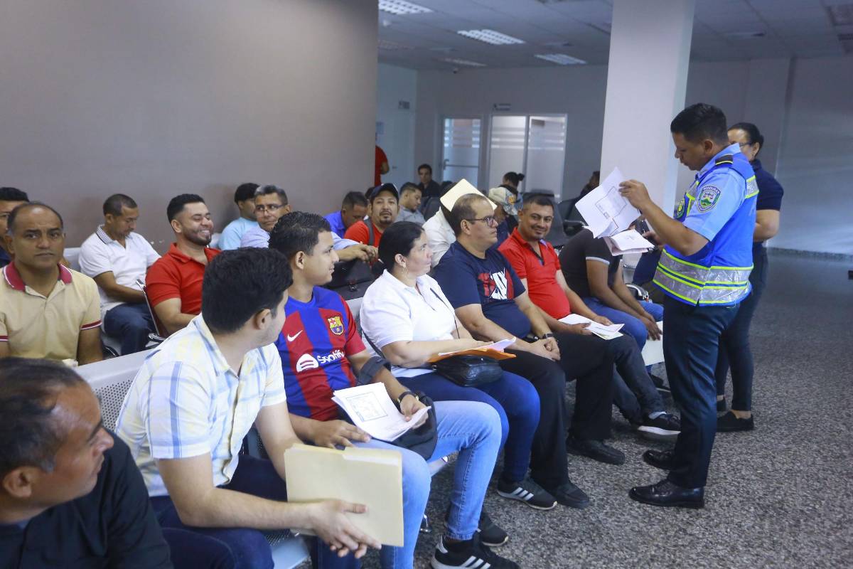 Actualmente la oficina de Tránsito no cuenta con suficiente material para emitir licencias de conducir en físico.