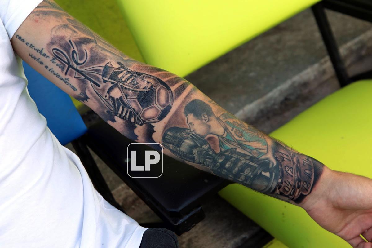 La mayoría de tatuajes de Agustín hacen referencia a su hermano que falleció.