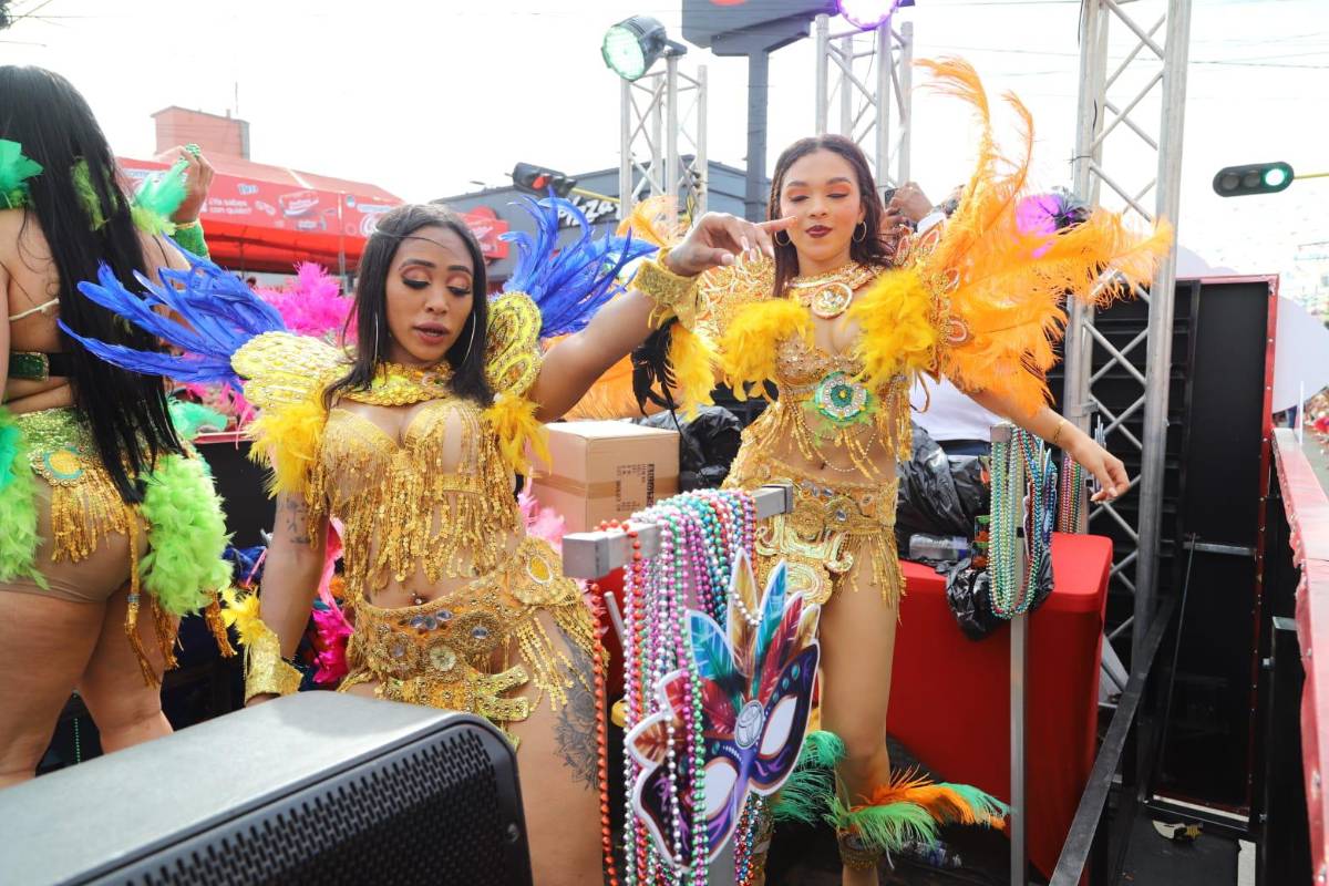 Bellas hondureñas engalanan el desfile de carrozas en La Ceiba