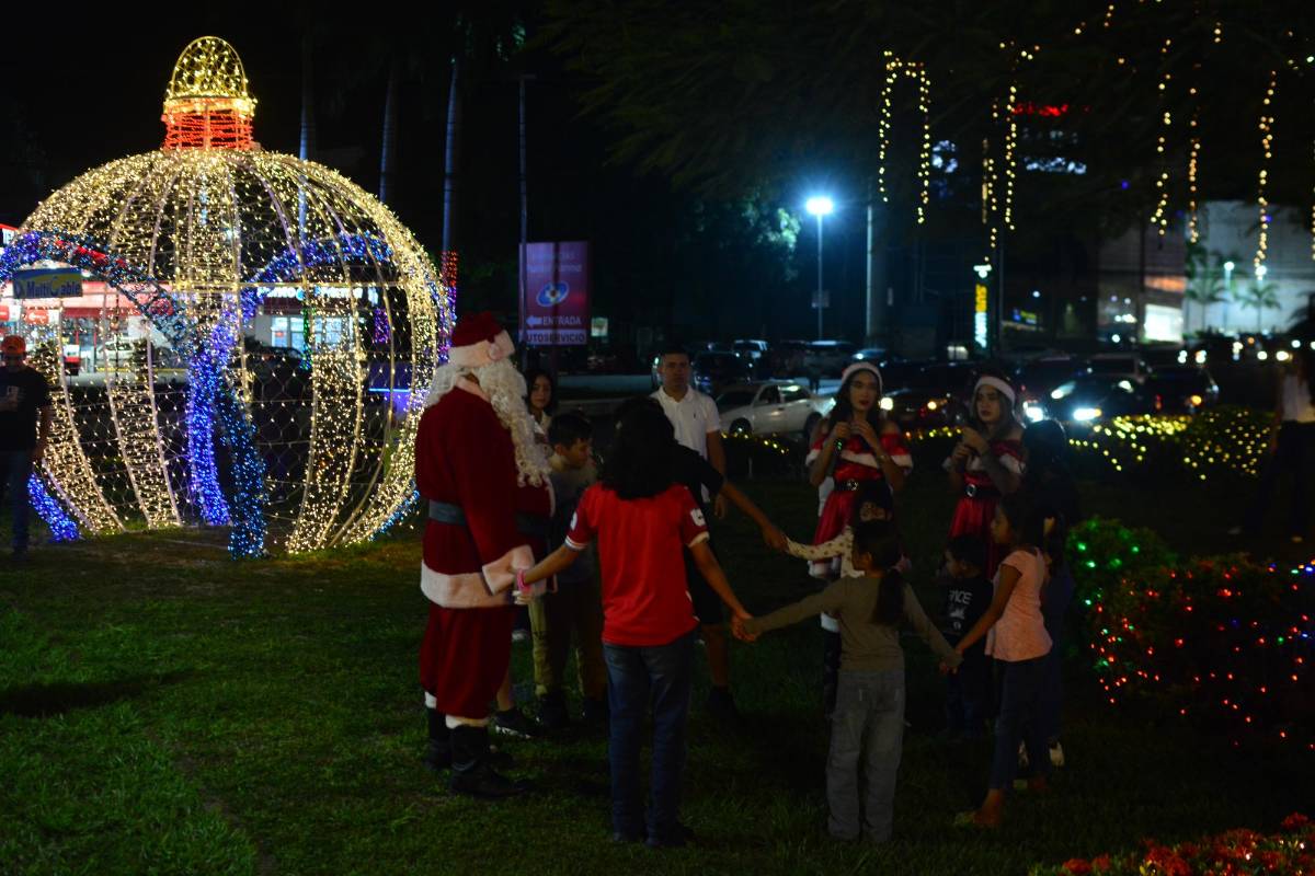 Así fue la increíble inauguración de la villa navideña en el Monumento a la Madre