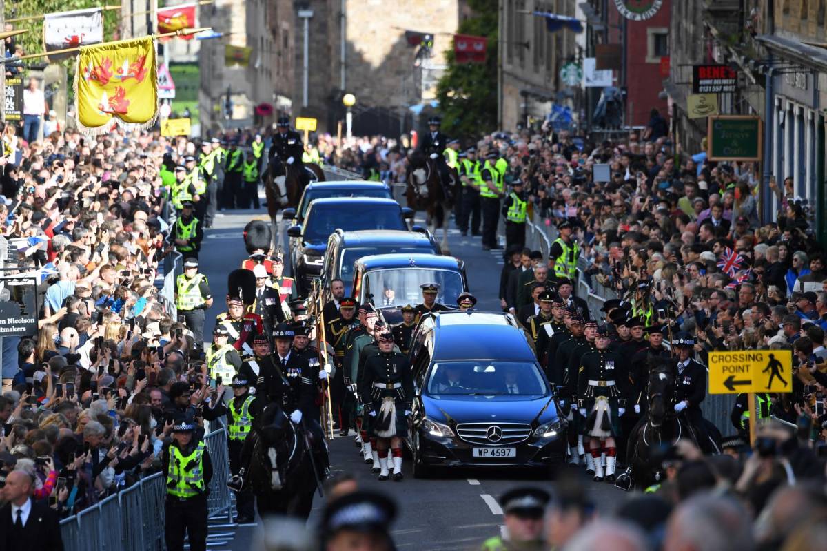 En vivo: Carlos III encabeza la procesión fúnebre de Isabel II en Escocia