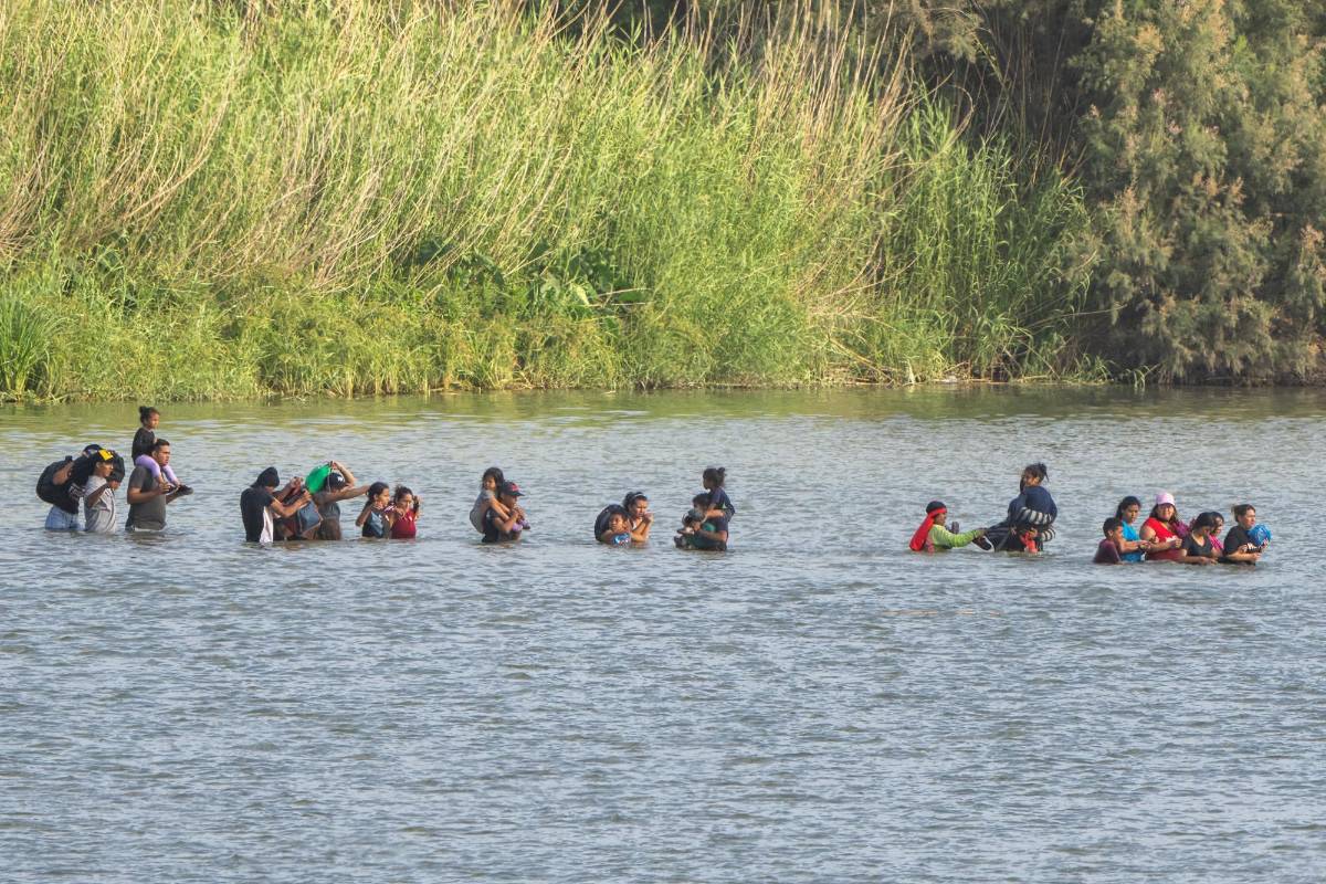 Texas ordena a sus agentes empujar a niños migrantes de regreso al Río Bravo, según informe
