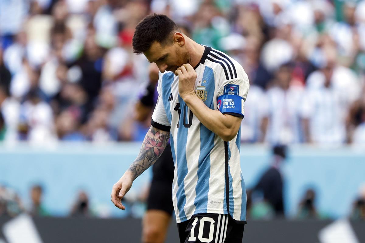 Messi, cabizbajo en la derrota de Argentina ante Arabia Saudita.