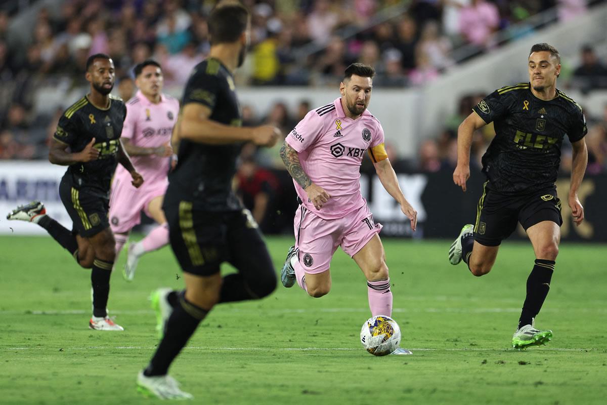 Lionel Messi conduciendo el balón ante la persecución de jugadores de LA FC.