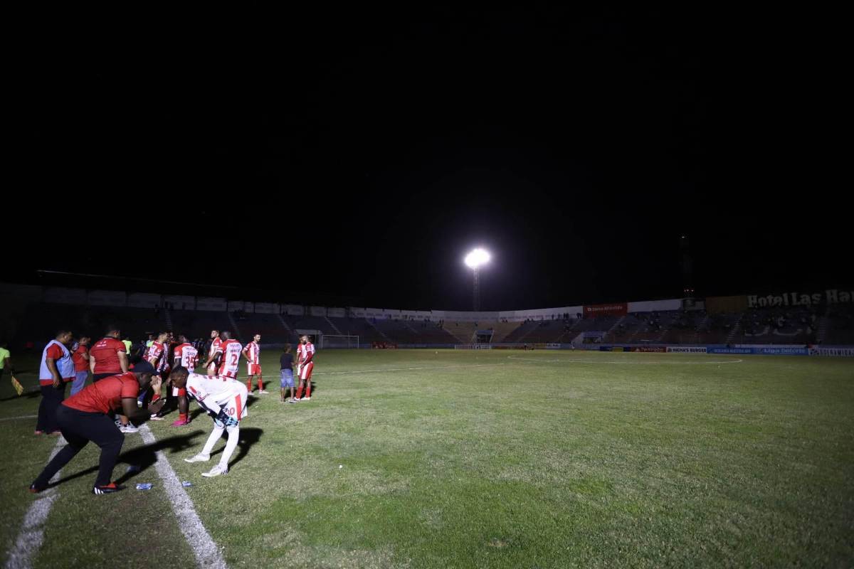 A oscuras quedó el estadio de La Ceiba por unos minutos y esto provocó que suspendiera por unos minutos el Vida vs Motagua.