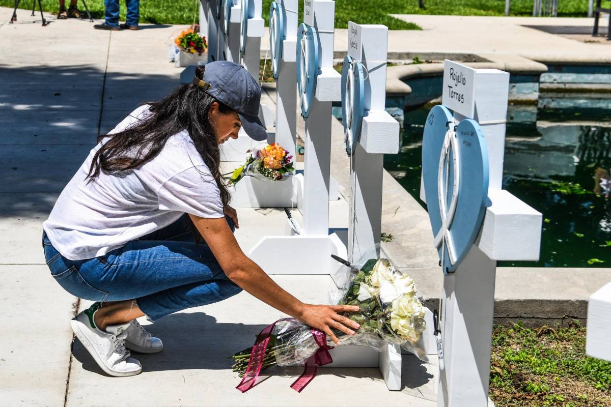 Meghan Markle visita Uvalde para rendir homenaje a las víctimas del tiroteo