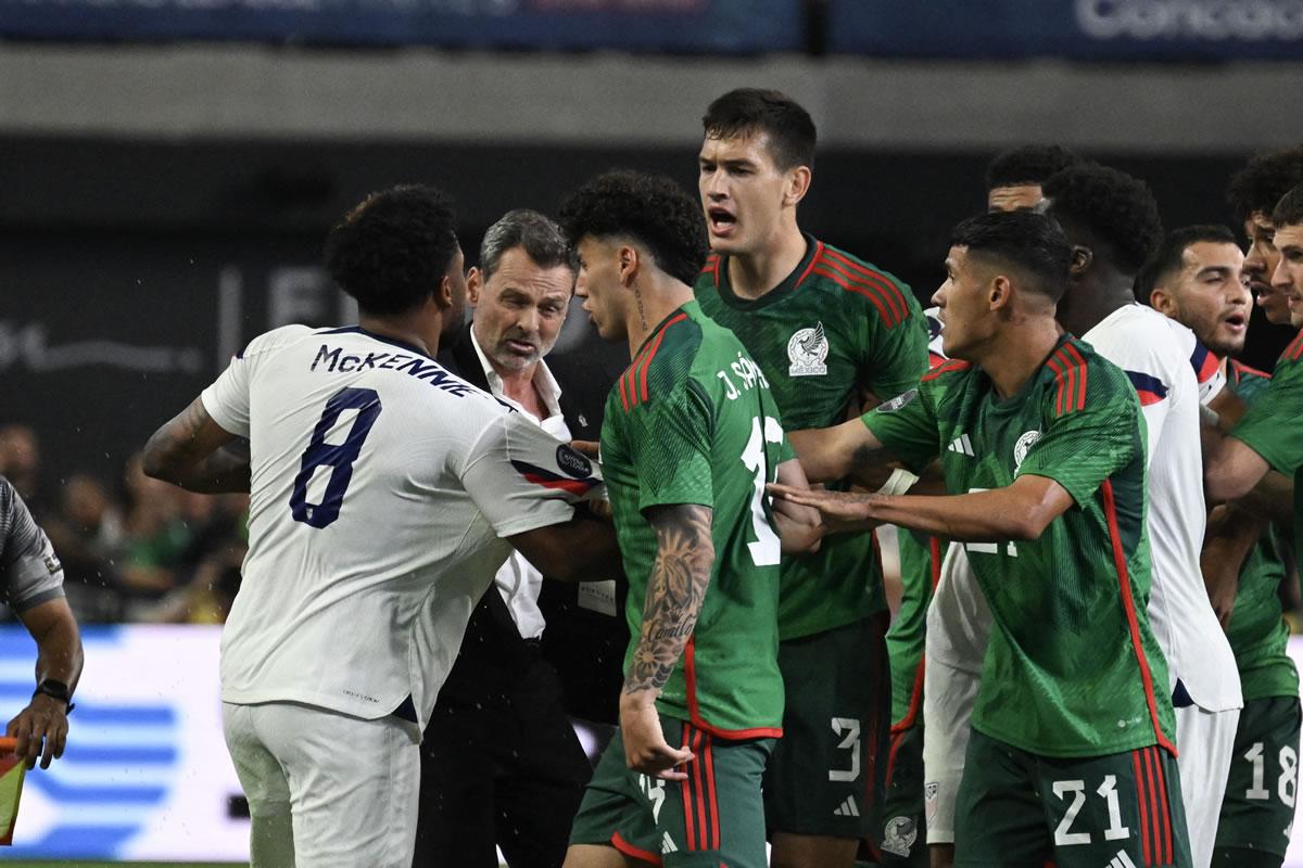 César Montes se peleó con Weston McKennie tras ser expulsado.