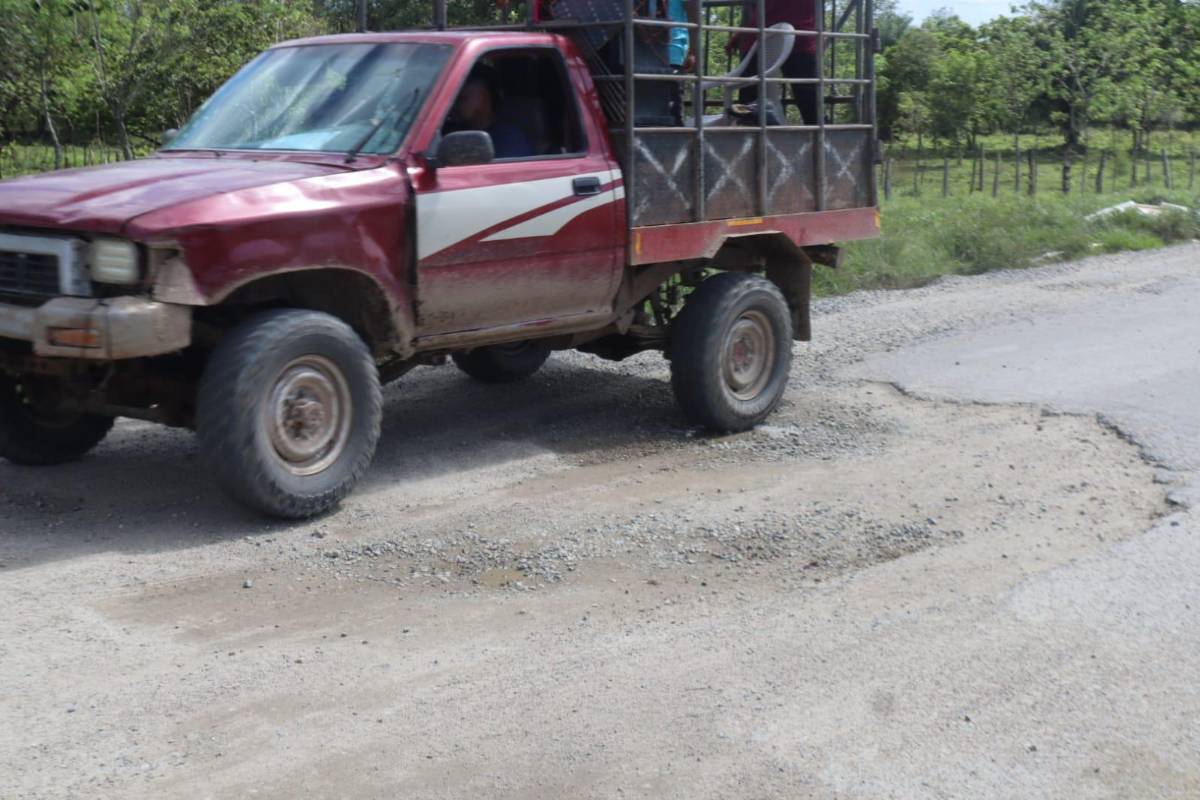 Los vehículos, aún siendo doble tracción, se dañan por los enormes agujeros en la carretera.