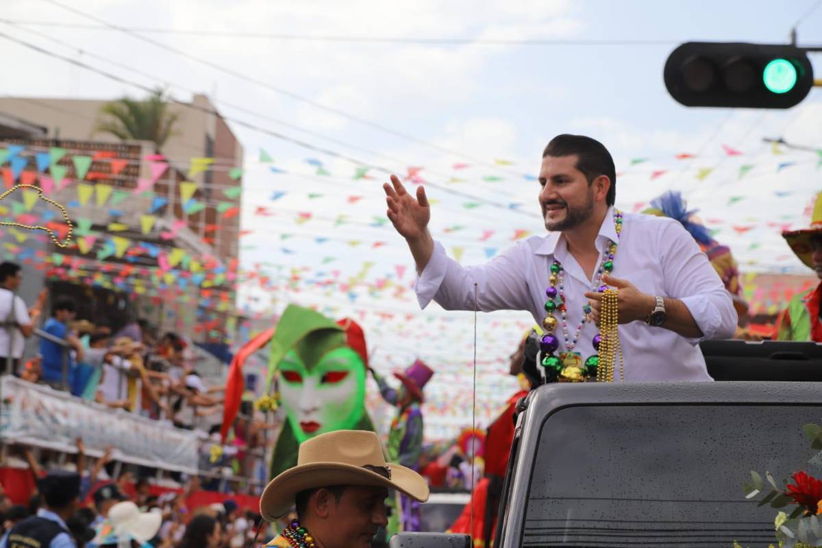 Ceibeños vibran con su desfile de carrozas y Gran Carnaval