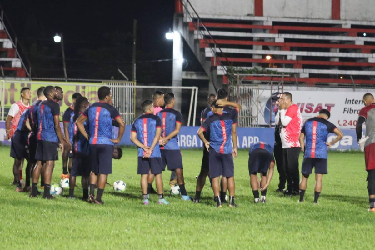 Entrenamiento de Real Sociedad previo al encuentro ante Génesis en el estadio Francisco Martínez de Tocoa.