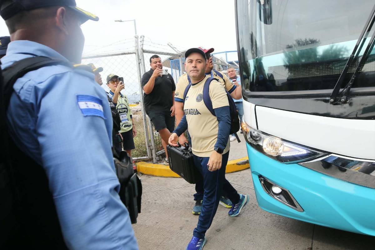 Olimpia-Motagua: Exgoleador aparece como Policía, susto y chica del 911 cautiva
