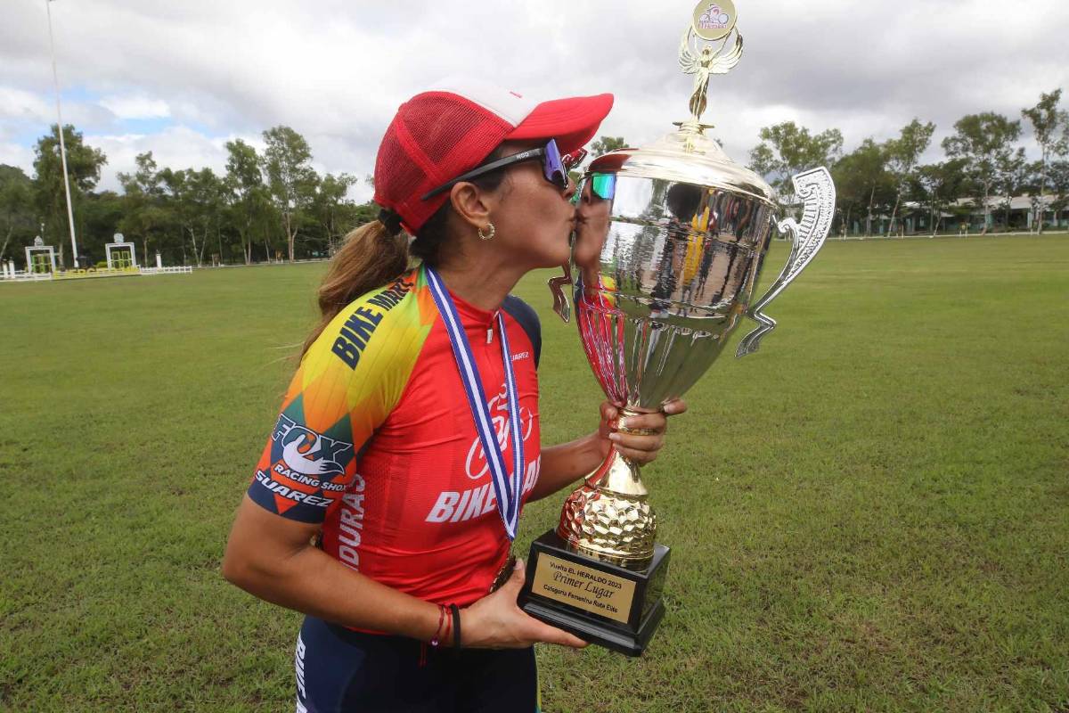 Giselle Andino besando el trofeo que se llevó en la Vuelta Ciclísitica 2023.