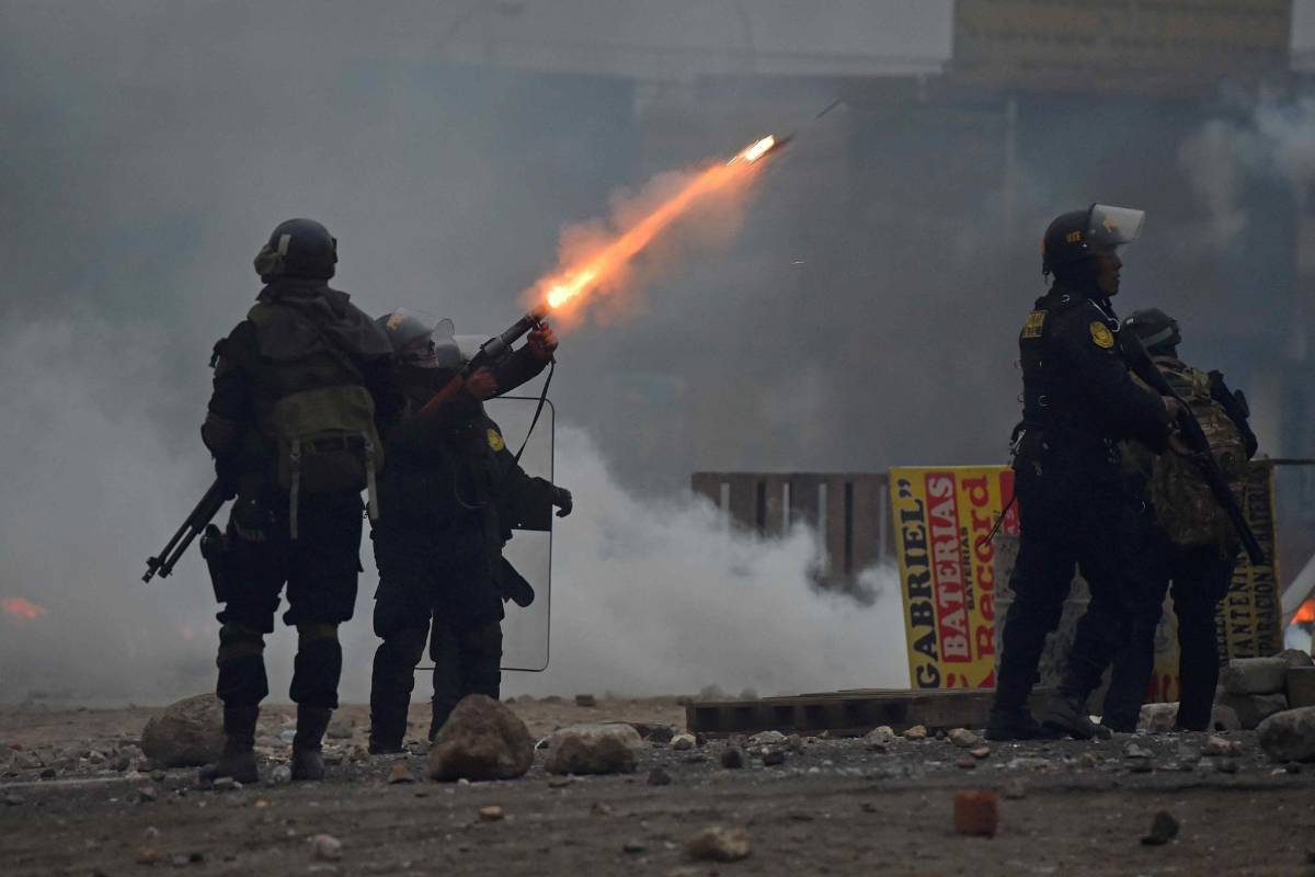 Violentas protestas en Perú dejan nueve muertos pese a estado de emergencia