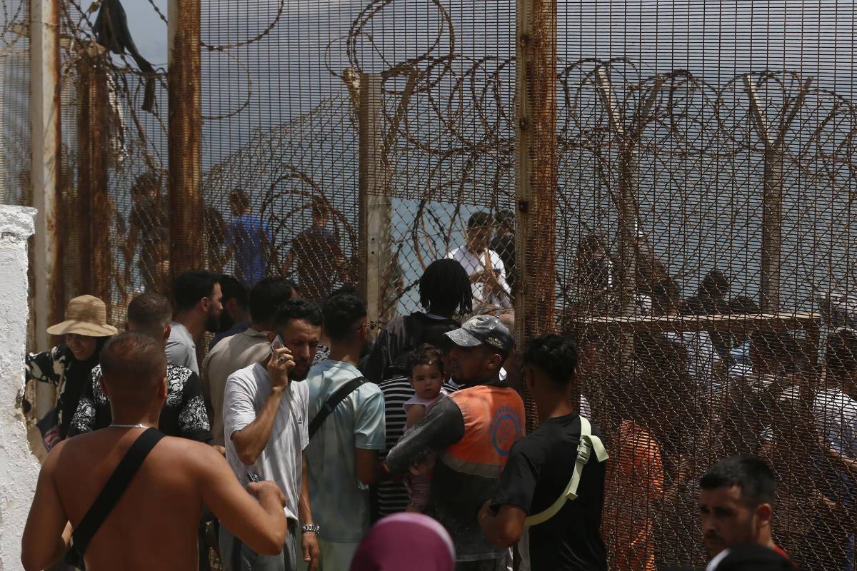 El caos se apodera de la frontera de Ceuta: miles de jóvenes quieren llegar a España