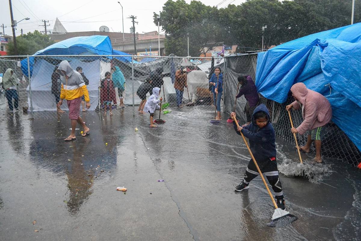 Migrantes devueltos por EEUU a México sufren por lluvias y bajas temperaturas en albergues