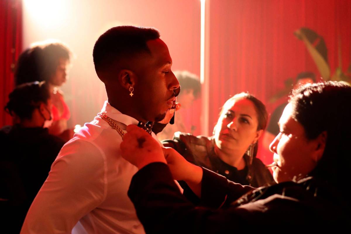 Hondureña triunfa como maquillista de famosos