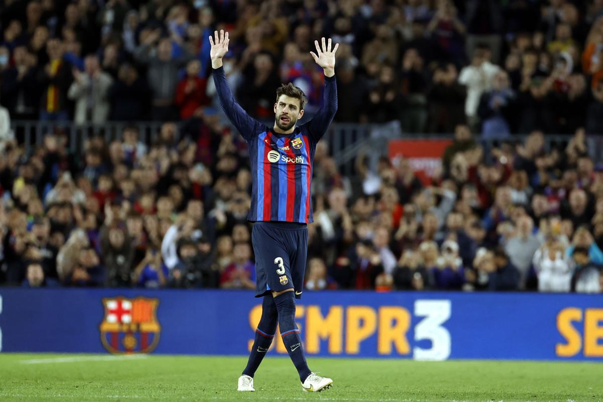 Gerard Piqué se despide de la afición del Barcelona en el Spotify Camp Nou.