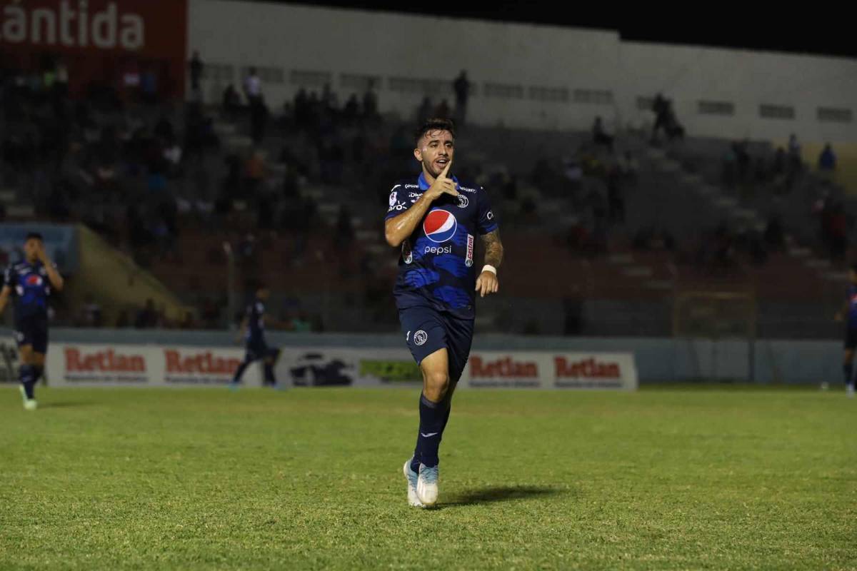 Auzmendi fue la figura al marcar un hat-trick en el estadio Municipal Ceibeño.