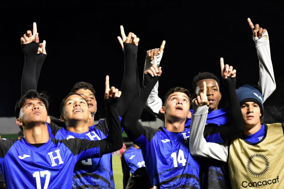 Jugadores de la Sub-17 de Honduras festejan el golazo de Edwin Munguía.