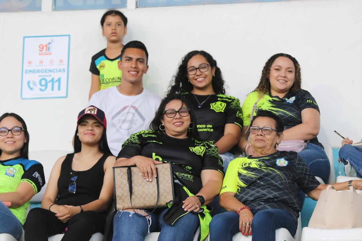 Aficionados del Olancho FC en el sector de silla del estadio Nacional.