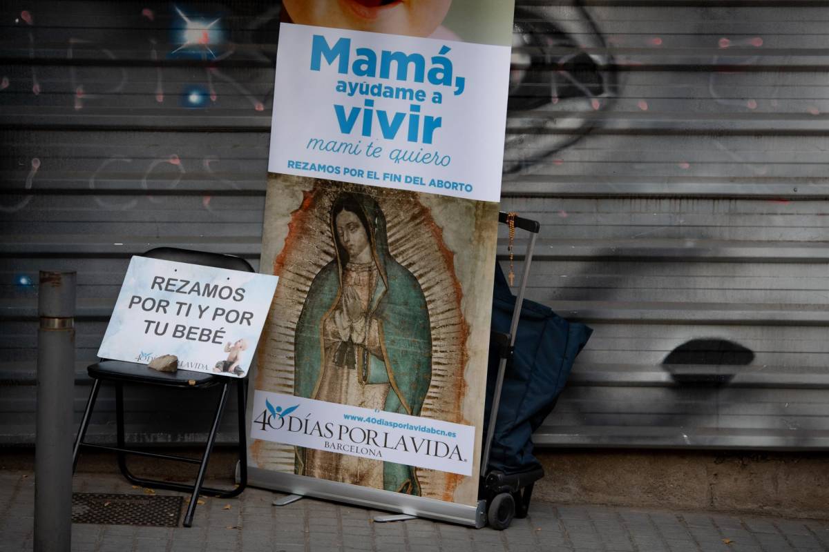 Pancarta de “40 dias por la vida”, una organización internacional contra el aborto que hace campaña contra el aborto a través de la oración. AFP