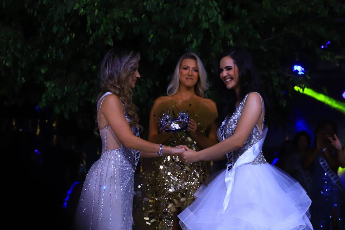 Momento en el que Miss San Pedro Sula y Miss Tegucigalpa se disputan la corona.