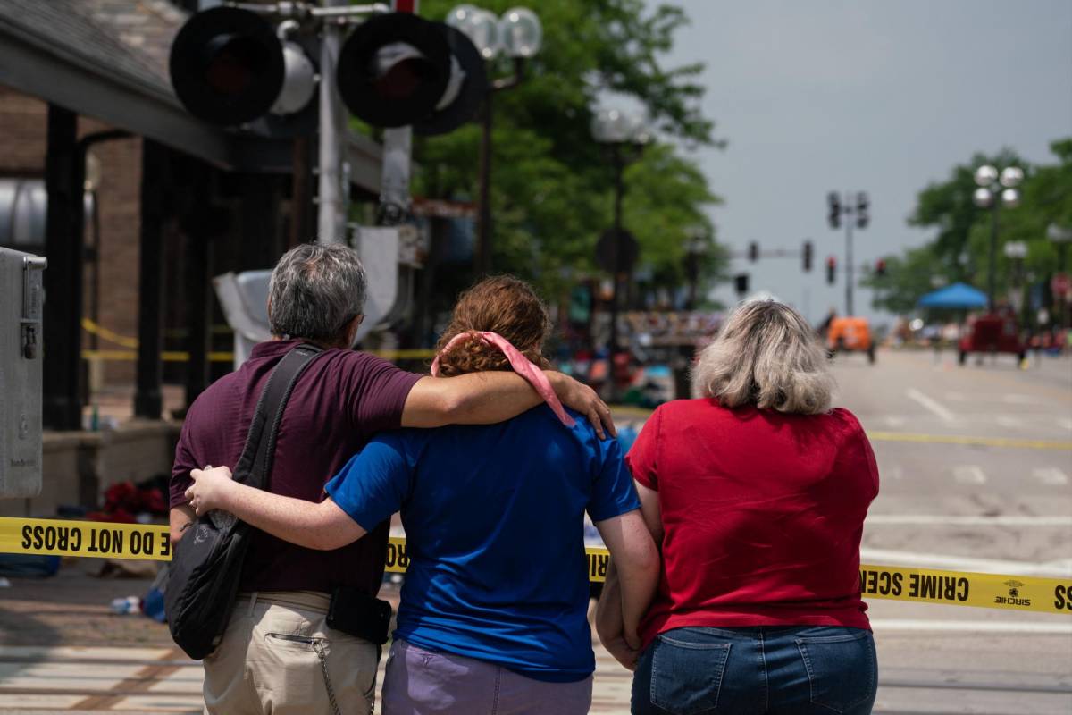 Suben a 7 los muertos por el tiroteo en un desfile del 4 de julio en EEUU