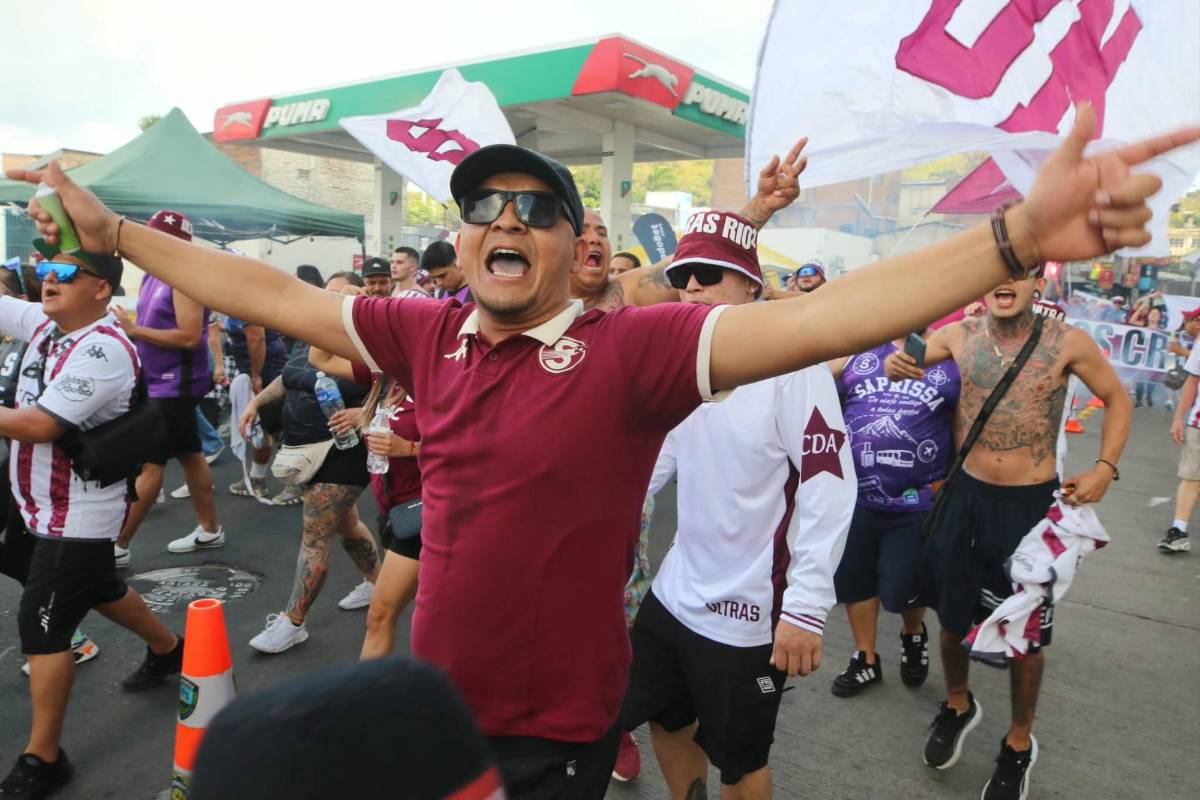 ¡Nadie lo esperaba! Barras de Olimpia y Saprissa protagonizan insólito momento en Tegucigalpa