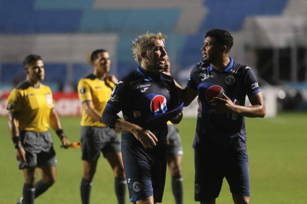 Tras el pitazo final del Motagua vs Saprissa, Marcelo Pereira fue captado en el momento que le hacía un reclamo a Agustín Auzmendi.